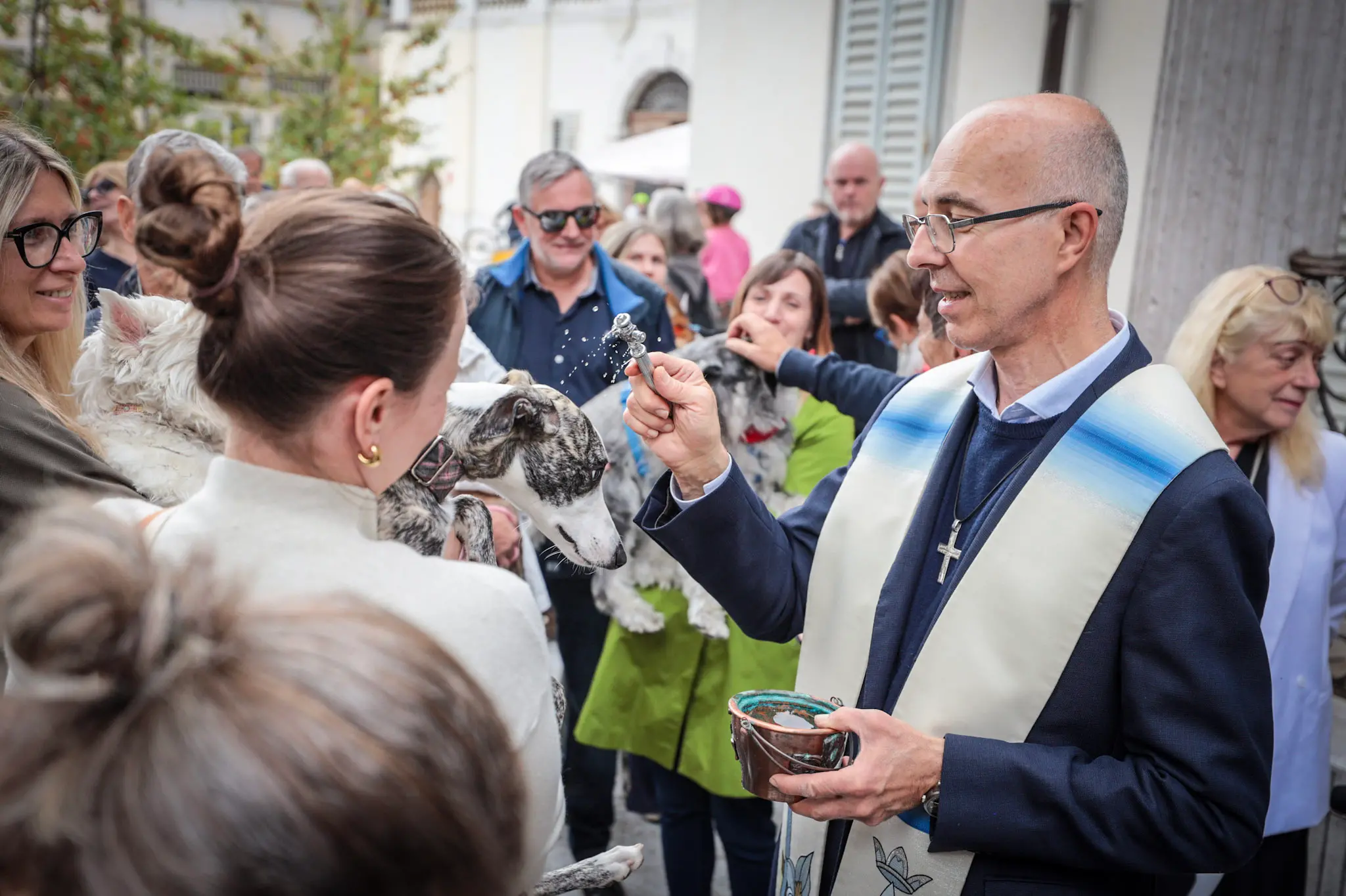 Quarantacinque partecipanti, tanti sorrisi e un'ospite d'onore davvero speciale. Il parco del Municipio di Gorizia ha ospitato sabato 10 ottobre la quarta edizione della benedizione degli animali, organizzata dal Comune insieme alle associazioni La Cuccia, Zampette Cormonesi e Gli amici di Poldo. Alla sfilata hanno partecipato soprattutto cani, con l'eccezione di due tartarughe, suddivisi in tre categorie: tale e quale, bon ton e simpatia. La benedizione è stata impartita da don Fulvio Marcioni, alla presenza del sindaco Rodolfo Ziberna e di altri rappresentanti dell'amministrazione comunale. Grande protagonista della giornata Lamù, il pastore australiano dei vigili del fuoco, andato in pensione ad aprile dopo otto anni di servizio e circa cento interventi di soccorso. Tra le sue missioni anche le ricerche dopo il crollo del ponte Morandi a Genova e il terremoto in Turchia (Foto Daniele Tibaldi)