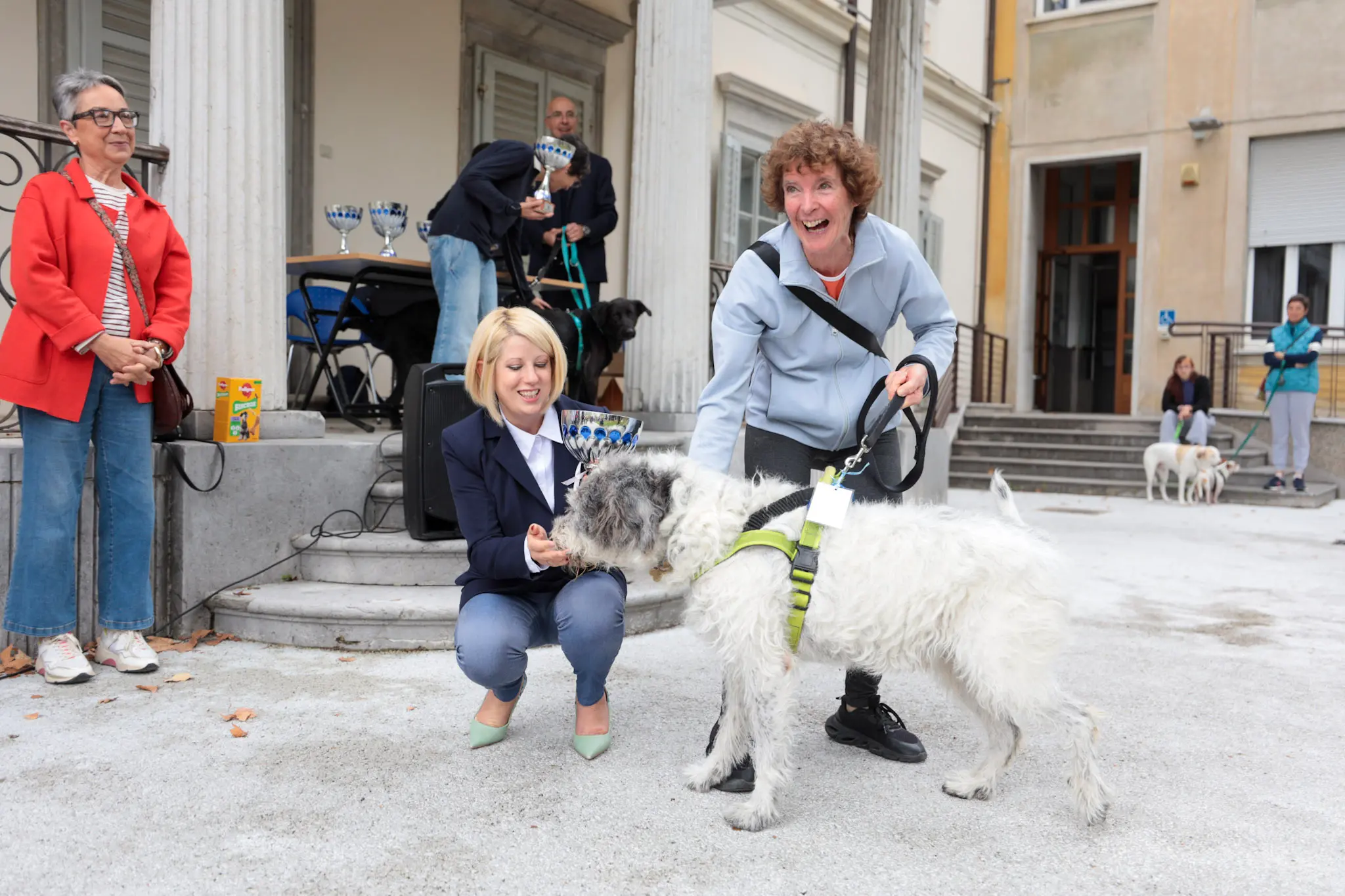 Quarantacinque partecipanti, tanti sorrisi e un'ospite d'onore davvero speciale. Il parco del Municipio di Gorizia ha ospitato sabato 10 ottobre la quarta edizione della benedizione degli animali, organizzata dal Comune insieme alle associazioni La Cuccia, Zampette Cormonesi e Gli amici di Poldo. Alla sfilata hanno partecipato soprattutto cani, con l'eccezione di due tartarughe, suddivisi in tre categorie: tale e quale, bon ton e simpatia. La benedizione è stata impartita da don Fulvio Marcioni, alla presenza del sindaco Rodolfo Ziberna e di altri rappresentanti dell'amministrazione comunale. Grande protagonista della giornata Lamù, il pastore australiano dei vigili del fuoco, andato in pensione ad aprile dopo otto anni di servizio e circa cento interventi di soccorso. Tra le sue missioni anche le ricerche dopo il crollo del ponte Morandi a Genova e il terremoto in Turchia (Foto Daniele Tibaldi)