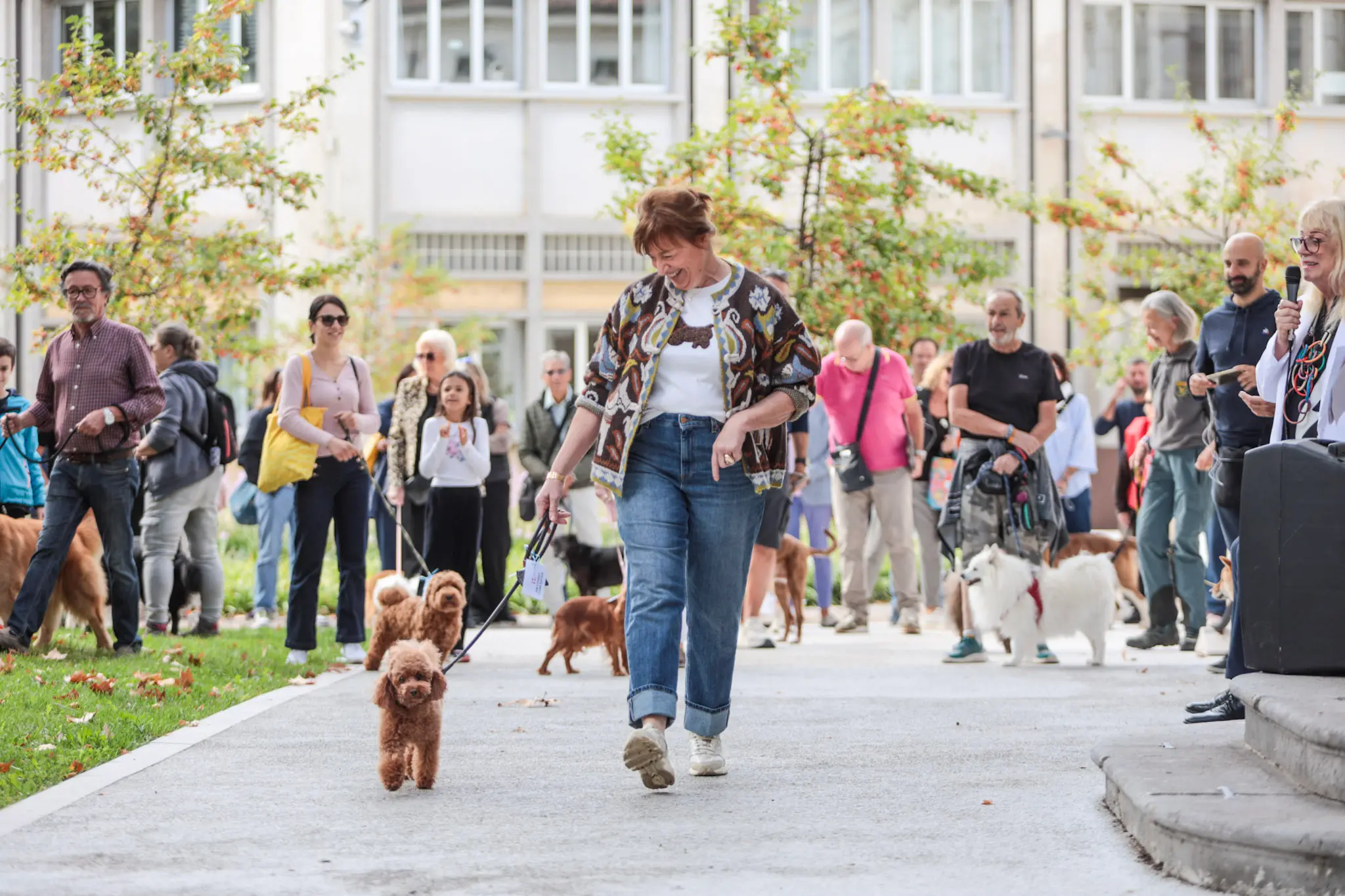 Quarantacinque partecipanti, tanti sorrisi e un'ospite d'onore davvero speciale. Il parco del Municipio di Gorizia ha ospitato sabato 10 ottobre la quarta edizione della benedizione degli animali, organizzata dal Comune insieme alle associazioni La Cuccia, Zampette Cormonesi e Gli amici di Poldo. Alla sfilata hanno partecipato soprattutto cani, con l'eccezione di due tartarughe, suddivisi in tre categorie: tale e quale, bon ton e simpatia. La benedizione è stata impartita da don Fulvio Marcioni, alla presenza del sindaco Rodolfo Ziberna e di altri rappresentanti dell'amministrazione comunale. Grande protagonista della giornata Lamù, il pastore australiano dei vigili del fuoco, andato in pensione ad aprile dopo otto anni di servizio e circa cento interventi di soccorso. Tra le sue missioni anche le ricerche dopo il crollo del ponte Morandi a Genova e il terremoto in Turchia (Foto Daniele Tibaldi)