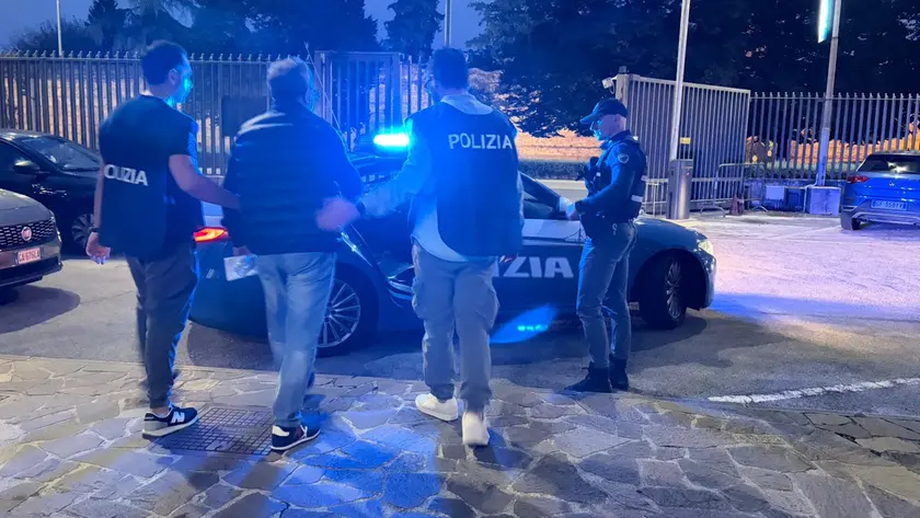 Luciano Donadio si consegna agli ufficiali di polizia