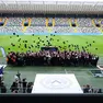 Il momento del lancio dei tocchi da parte dei laureati