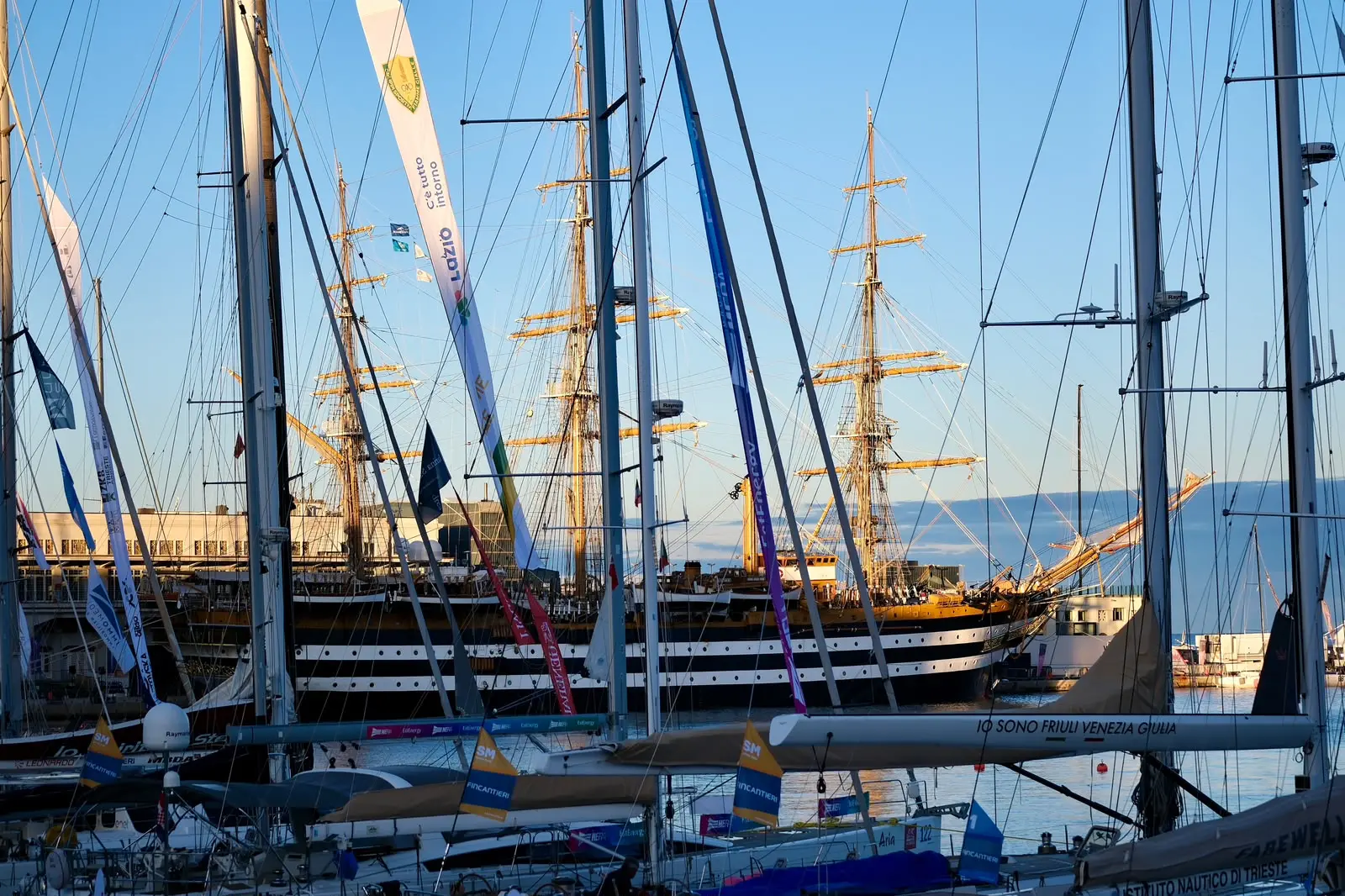 Attorno alle 8 del mattino del giorno della regata sulle Rive fervono i preparativi in vista della partenza, con le barche che iniziano a levare gli ormeggi per dirigersi verso la linea di partenza.