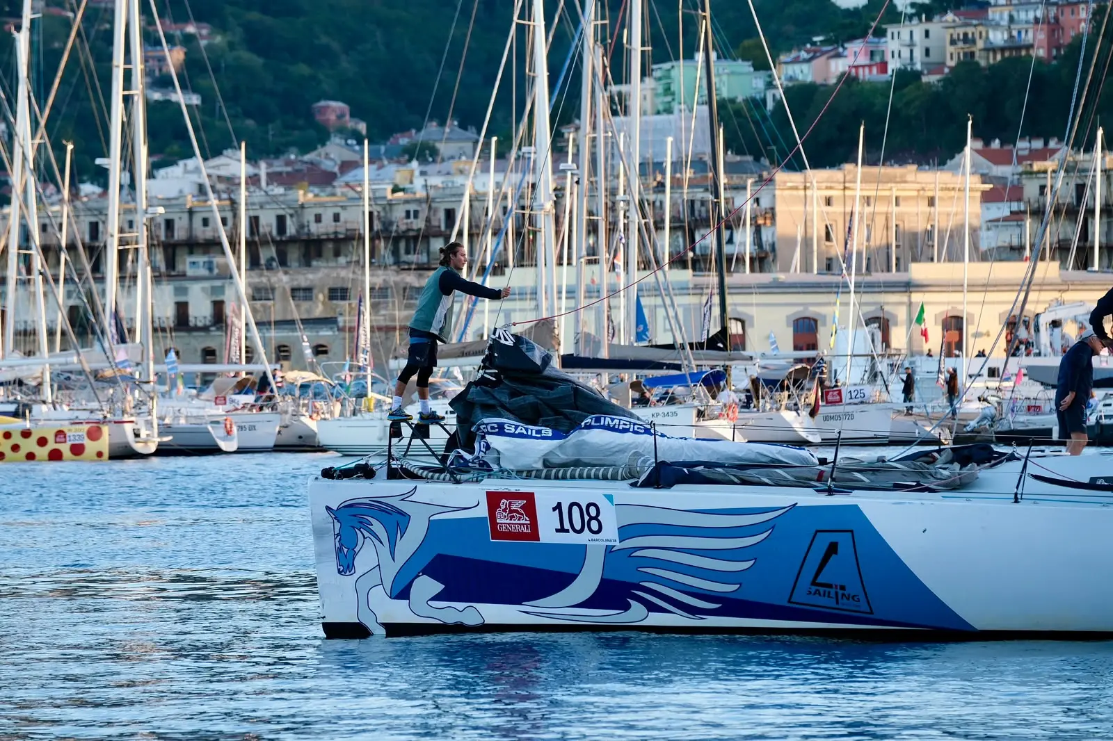 Attorno alle 8 del mattino del giorno della regata sulle Rive fervono i preparativi in vista della partenza, con le barche che iniziano a levare gli ormeggi per dirigersi verso la linea di partenza.