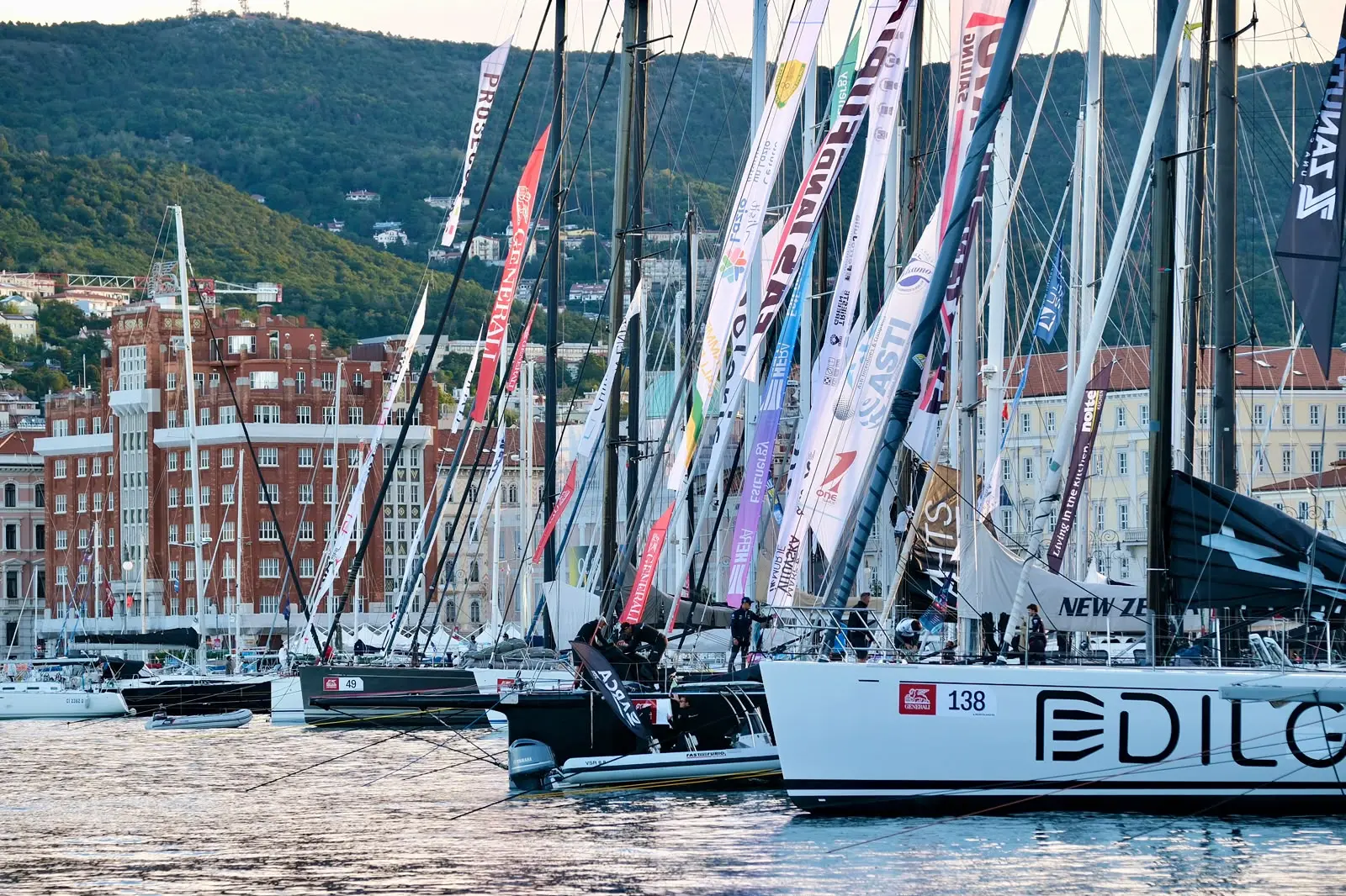 Attorno alle 8 del mattino del giorno della regata sulle Rive fervono i preparativi in vista della partenza, con le barche che iniziano a levare gli ormeggi per dirigersi verso la linea di partenza.