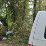 I sacchi di immondizia vicino al Torrente Ossena