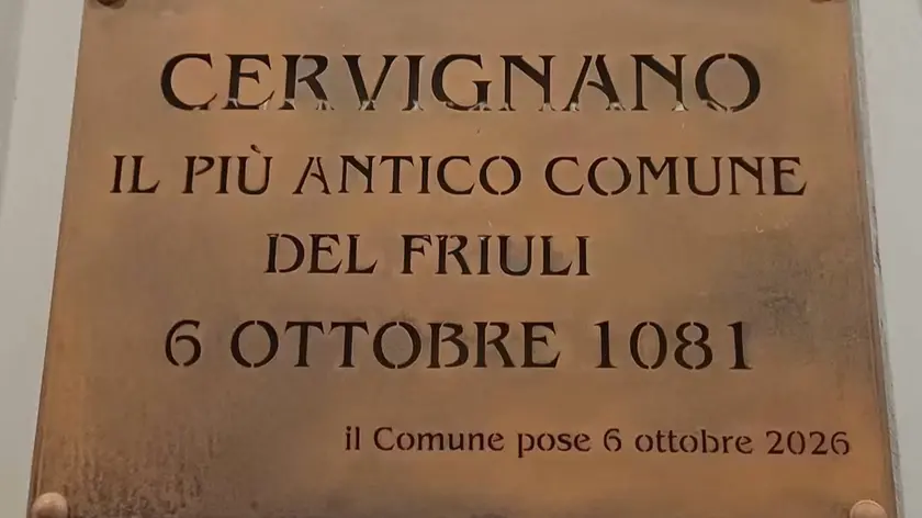 La targa fuori dal Municipio