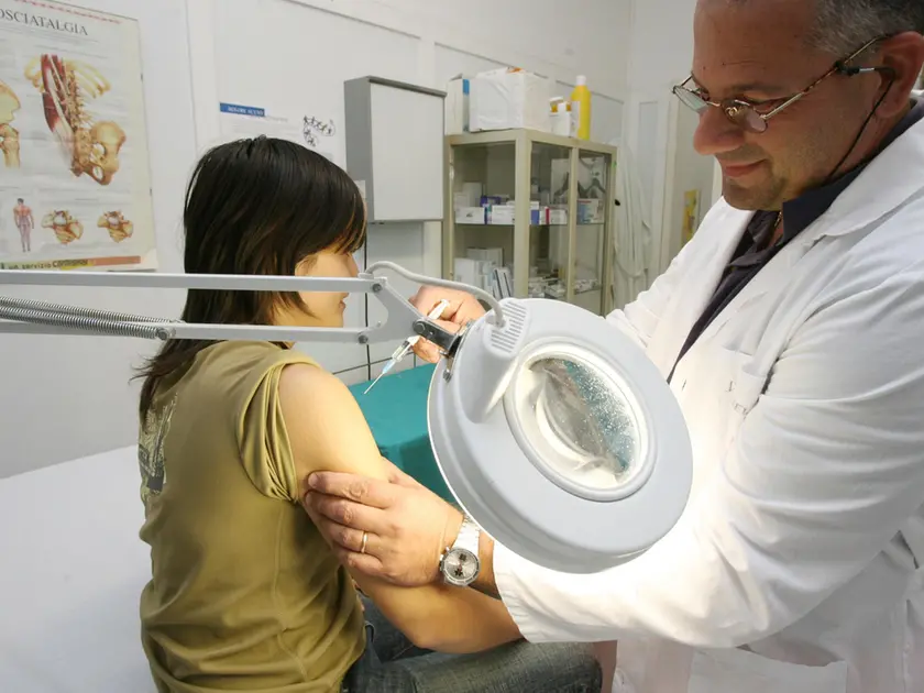 Un medico effettua una vaccinazione all'interno di un ambulatorio in una foto d'archivio