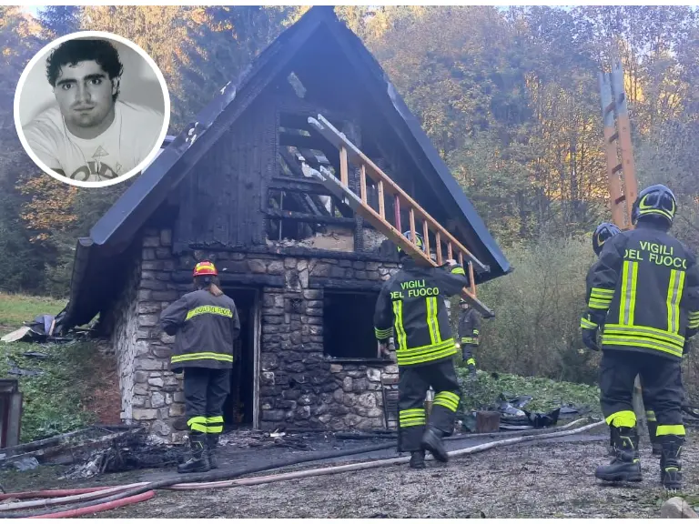 La casa distrutta dalle fiamme: nel tondino la foto di Nicola Beltrame