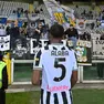 David Alaba sotto al settore dei tifosi dell'Udinese a Torino (foto Petrussi)