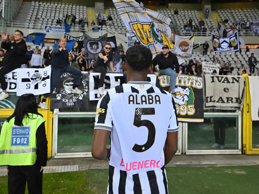 David Alaba sotto al settore dei tifosi dell'Udinese a Torino (foto Petrussi)