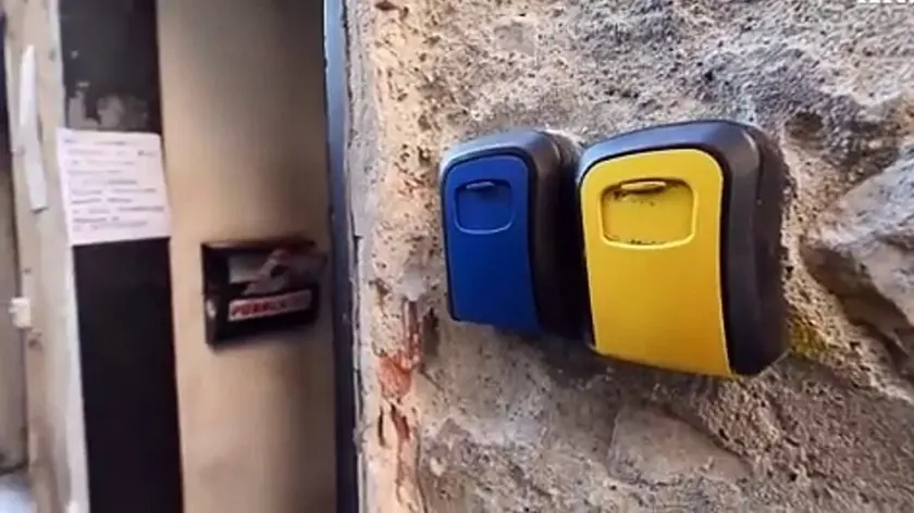Key box all’esterno di alcuni alloggi destinati ai vacanzieri
