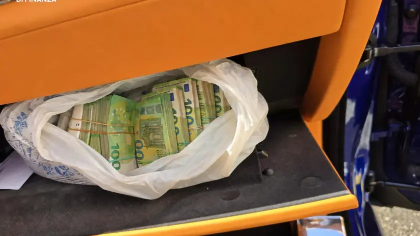 I contanti sequestrati all'interno dell'auto
