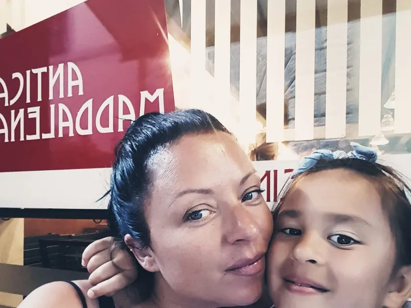 Laura Libanetti con sua figlia, Sofia Cossar: la piccola è rimasta schiacciata da un'acquasantiera