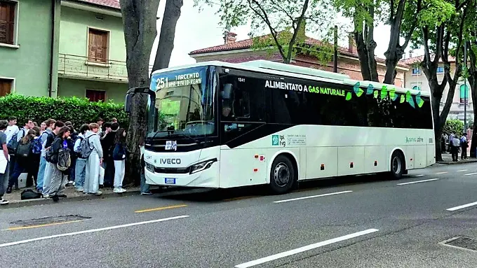 Studenti in attesa della corriera per rientrare a casa al termine delle lezioni