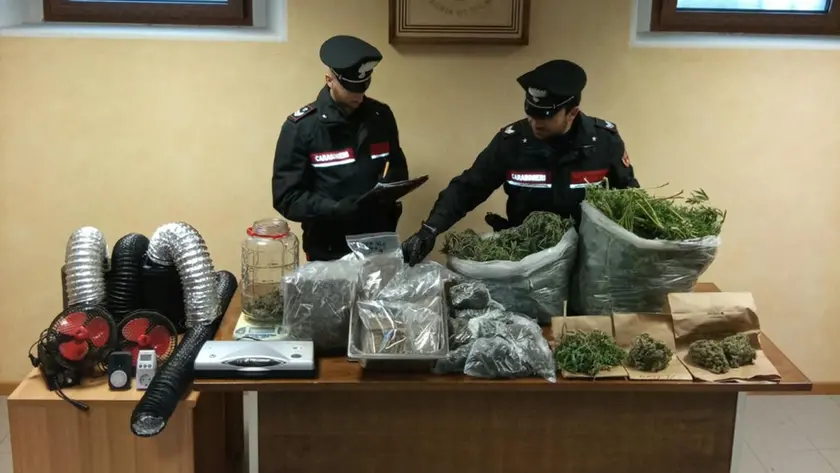 I carabinieri con la sostanza sequestrata