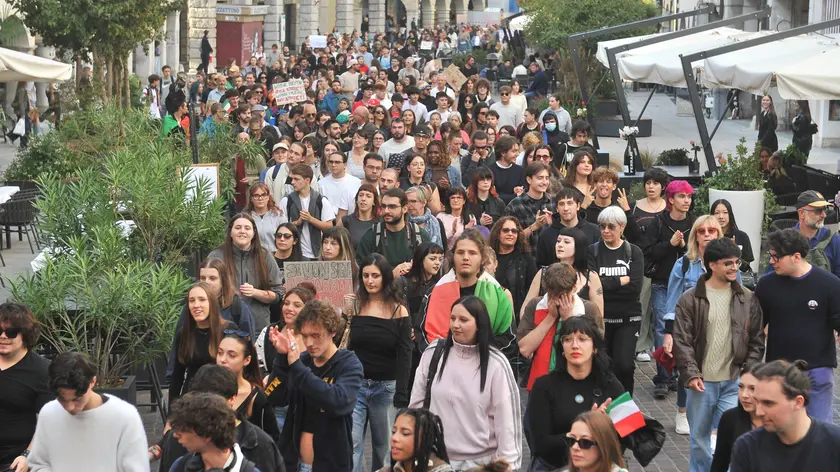Tanti ragazzi in corteo nel centro di Udine. Foto Petrussi
