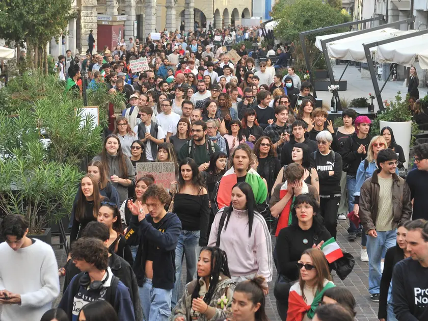 Tanti ragazzi in corteo nel centro di Udine. Foto Petrussi