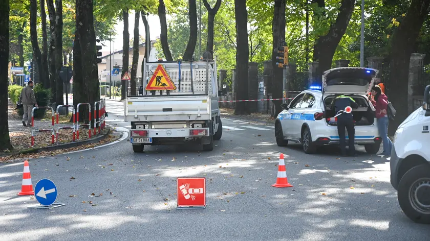 I rilievi della polizia locale in via Fabio di Maniago (Foto Brisotto/Petrussi)