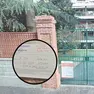 L'ingresso del condominio Ai Dani e il dettaglio dell'avviso: Foto Petrussi