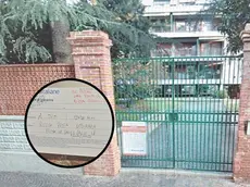 L'ingresso del condominio Ai Dani e il dettaglio dell'avviso: Foto Petrussi