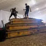 I lavori di preparazione della sabbia per le sculture