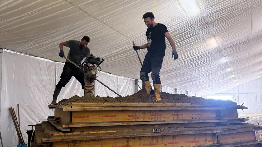 I lavori di preparazione della sabbia per le sculture
