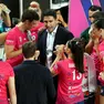 Coach Parazzoli e sue ragazze durante un time out(fotoPetrussi)