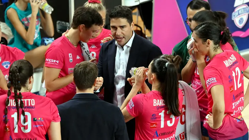 Coach Parazzoli e sue ragazze durante un time out(fotoPetrussi)