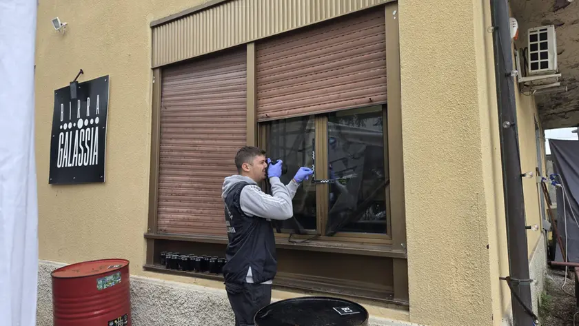 Un investigatore della polizia scientifica impegnato nelle operazioni di rilievi