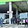 Alcuni studenti alla stazione delle corriere di Tolmezzo
