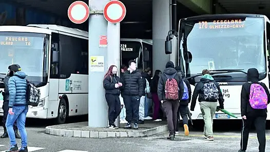 Alcuni studenti alla stazione delle corriere di Tolmezzo