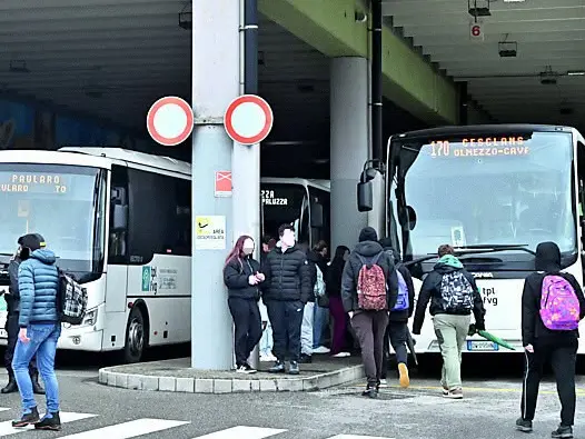 Alcuni studenti alla stazione delle corriere di Tolmezzo