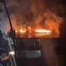 Il tetto in fiamme in via Alpi Giulie. Foto Andrea Siega