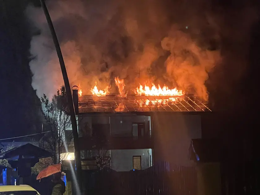 Il tetto in fiamme in via Alpi Giulie. Foto Andrea Siega
