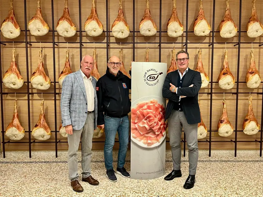 L'assessore regionale alla Salute Riccardo Riccardi (al centro) con il direttore generale del Consorzio del prosciutto di San Daniele Mario Cichetti (a destra) e il Direttore del Servizio prevenzione, sicurezza alimentare e sanità pubblica veterinaria della Regione Manlio Palei (a sinistra)