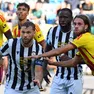 Il capitano dell’Udinese Karlstrom e Davis, durante la pessima partita con il Lecce (foto Petrussi)