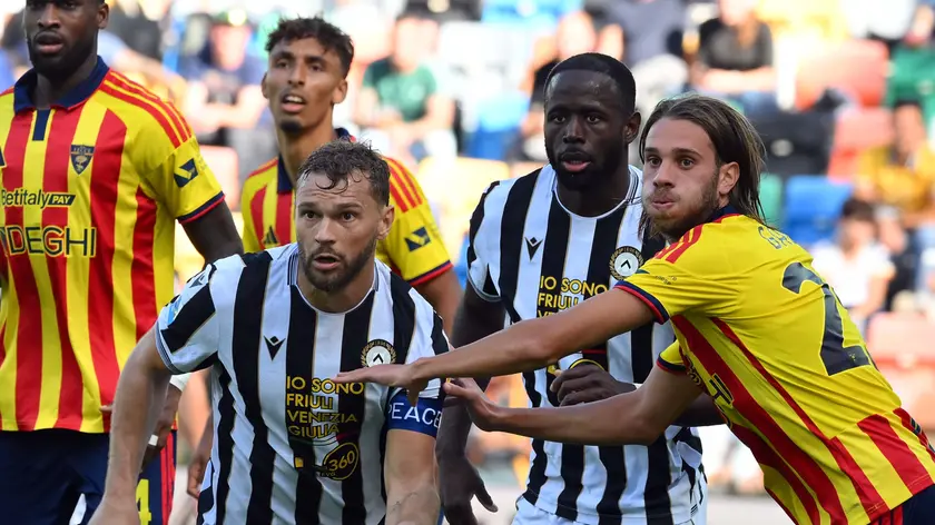 Il capitano dell’Udinese Karlstrom e Davis, durante la pessima partita con il Lecce (foto Petrussi)