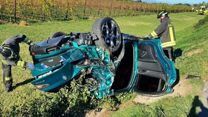 L'auto finita fuori strada