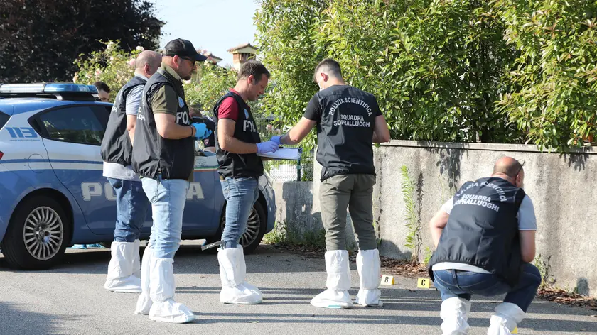 Gli investigatori della scientifica sul luogo del delitto in via Zuccolo a Porcia