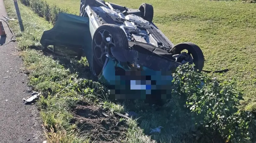 L'auto ribaltata dopo il tamponamento