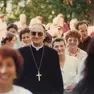Il vescovo Alfredo Battisti in mezzo alla gente