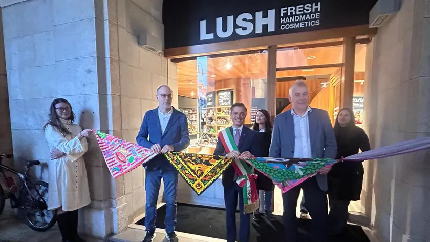 Il taglio del nastro per l’apertura di Lush a Udine nella serata dell’8 ottobre