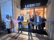 Il taglio del nastro per l’apertura di Lush a Udine nella serata dell’8 ottobre