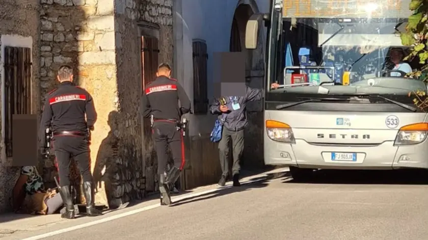Un frame del video diventato virale: tante le bestemmie che si sentono nell'audio da parte di cittadini e forze dell'ordine