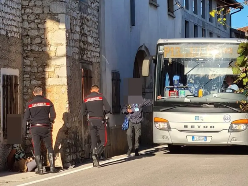 Un frame del video diventato virale: tante le bestemmie che si sentono nell'audio da parte di cittadini e forze dell'ordine
