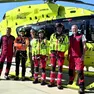L’equipaggio al completo davanti all’elisoccorso: in borghese c’è la direttrice del servizio Alessandra Spasiano