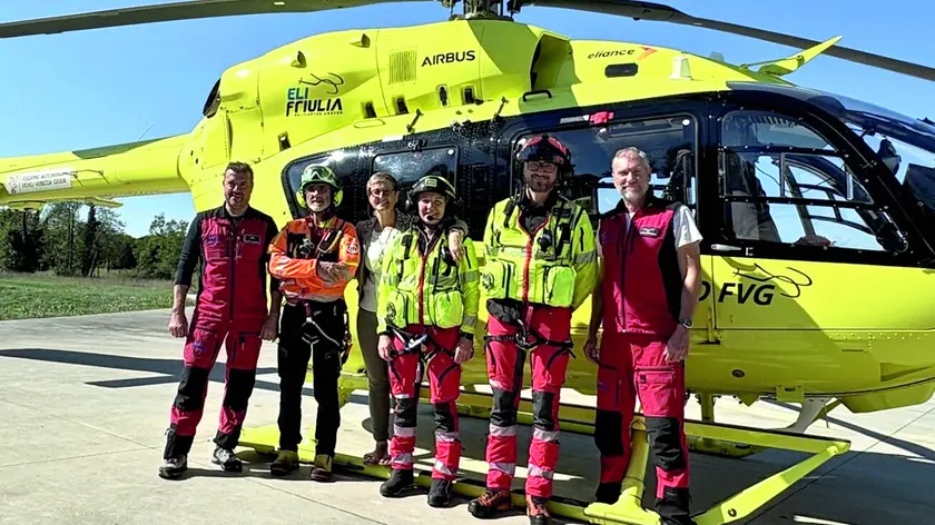 L’equipaggio al completo davanti all’elisoccorso: in borghese c’è la direttrice del servizio Alessandra Spasiano