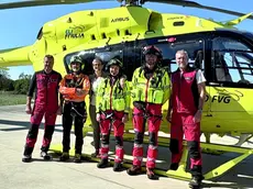 L’equipaggio al completo davanti all’elisoccorso: in borghese c’è la direttrice del servizio Alessandra Spasiano