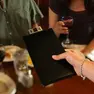 Un cameriere presenta il conto del pranzo in un ristorante.