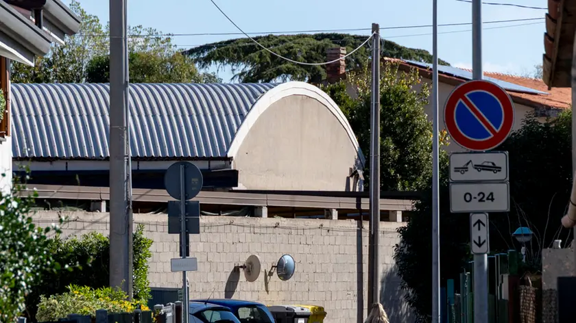 Decine di foglietti con insulti e intimidazioni di morte in via Santa Rita